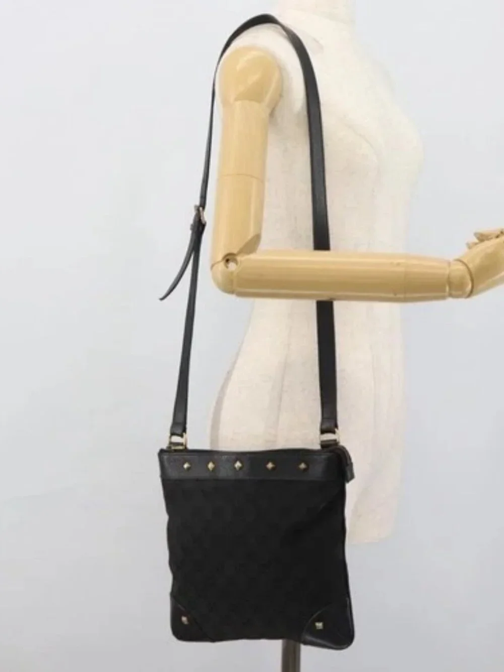 GUCCI GG Canvas Shoulder Bag Black Gold 120893 Auth ka4999
